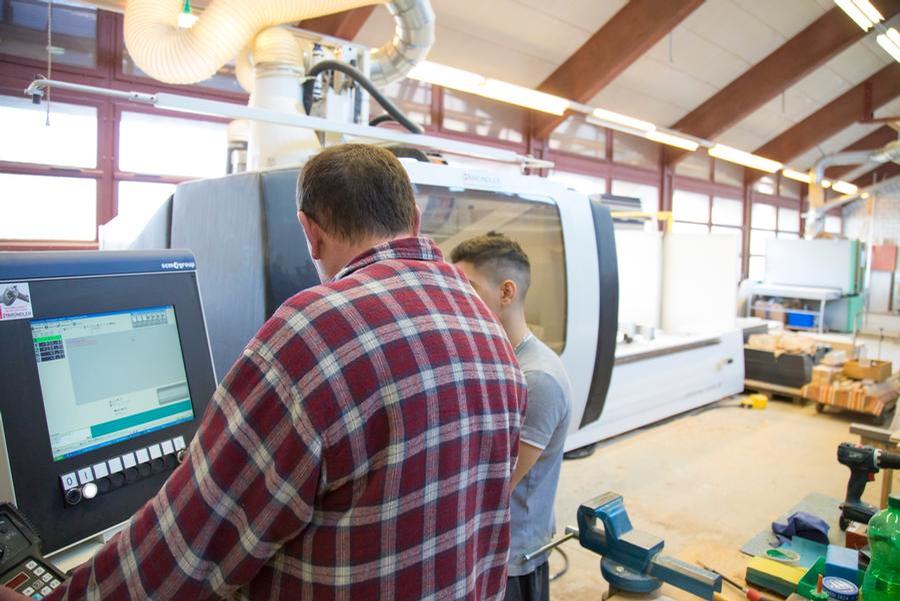 Ausbildung an einer CNC-Berabeitungsmaschine